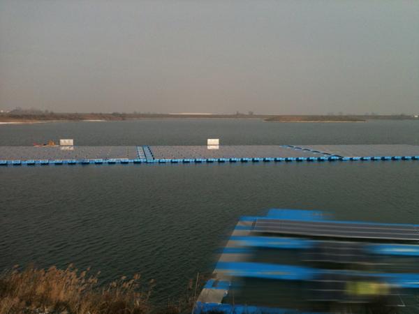 fotovoltaico flotante sobra l'agua