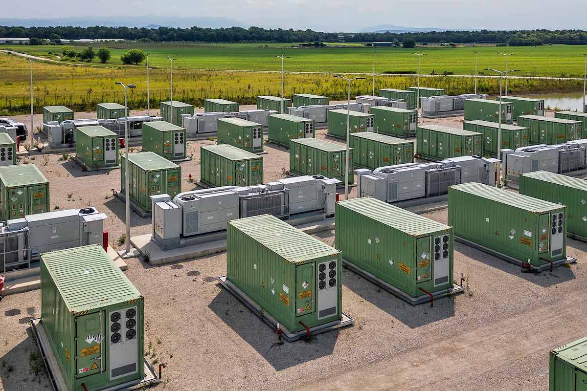 Panoramica di un parco BESS industriale containerizzato di grande taglia