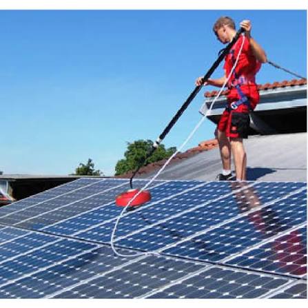 Operazioni di lavaggio professionale dei moduli fotovoltaici con spazzole rotanti ed acqua demineralizzata